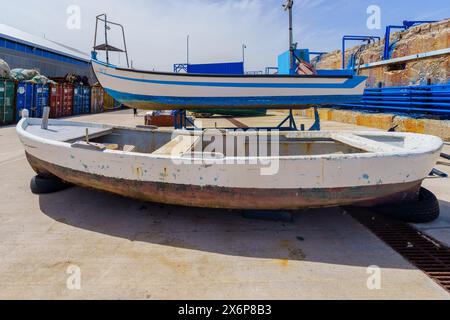 Jaffa, Israel - 10. Mai 2024: Blick auf die Werft und die Fischerboote im historischen Hafen von Jaffa, heute Teil von Tel-Aviv-Yafo, Israel Stockfoto