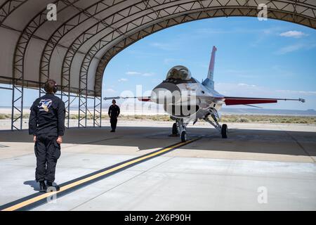 United States Air Force Senior Airman Carter Pals, links, und Senior Airman Elias Sanchez, Center, F-16 Viper Demonstration Team engagierte Crew Chiefs, Captain Ta Stockfoto