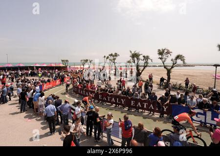 Martinsicuro, Italien. Mai 2024. Radfahrer am Start während der 12. Etappe des Giro d'Italia von Martinsicuro nach Fano, 16. Mai 2024 Italien. (Foto: Massimo Paolone/Lapresse) Credit: LaPresse/Alamy Live News Stockfoto