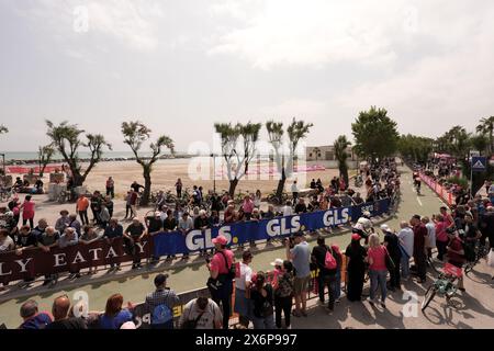 Martinsicuro, Italien. Mai 2024. Radfahrer am Start während der 12. Etappe des Giro d'Italia von Martinsicuro nach Fano, 16. Mai 2024 Italien. (Foto: Massimo Paolone/Lapresse) Credit: LaPresse/Alamy Live News Stockfoto