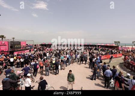 Martinsicuro, Italien. Mai 2024. Radfahrer am Start während der 12. Etappe des Giro d'Italia von Martinsicuro nach Fano, 16. Mai 2024 Italien. (Foto: Massimo Paolone/Lapresse) Credit: LaPresse/Alamy Live News Stockfoto