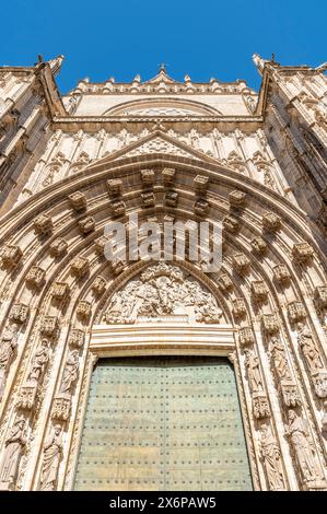 Ein Detail der antiken Puerta de la Asunción, Kathedrale von Sevilla, Spanien Stockfoto