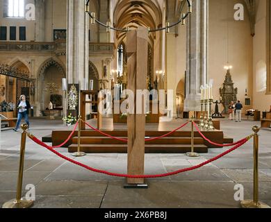 Erfurt, Deutschland. Mai 2024. Eine Stele für die Einheit von Juden und Christen steht im Erfurter Marienkathedrale. Die Stele trägt den Titel „Synagoge und Ekklesia“ und wurde 1999 von dem thüringischen Künstler Heiko Börner geschaffen. Es ist auch eine Reaktion auf die antijüdischen diffamierenden Darstellungen im und um den Erfurter Dom. Quelle: Martin Schutt/dpa/Alamy Live News Stockfoto