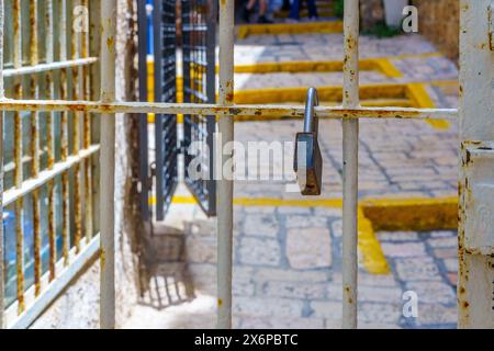 Blick auf eine Schleuse und Bars in einer typischen Gasse, der Altstadt von Jaffa, heute Teil von Tel-Aviv-Yafo, Israel Stockfoto