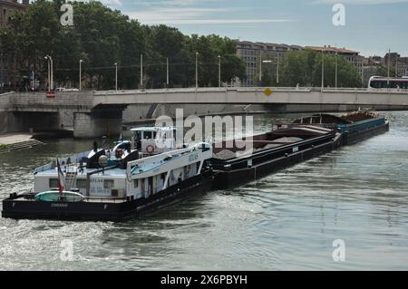 Frachtschiff überquert die Feuillée-Brücke auf dem Fluss Saône, Lyon Stockfoto