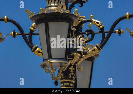 Wunderschöne Straßenlaterne im Königspalast in Madrid Stockfoto