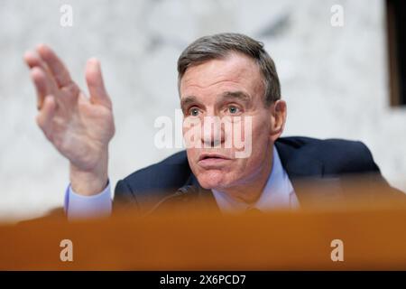 Der US-Senator Mark Warner (Demokrat von Virginia), Vorsitzender des Wahlausschusses des US-Senats für Nachrichtendienste, wird am Mittwoch, den 15. Mai in Washington, DC, USA, während einer Anhörung zum Thema Sicherung der US-Wahlen gesehen. 2024. Foto: Aaron Schwartz/CNP/ABACAPRESS. KOM Stockfoto