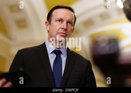 Washington, Usa. Mai 2024. Der US-Senator Chris Murphy (Demokrat von Connecticut) wird am Mittwoch, den 15. Mai 2024, während einer wöchentlichen Pressekonferenz nach dem Senat im Capitol Building in Washington, DC, USA, gesehen. Foto: Aaron Schwartz/CNP/ABACAPRESS. COM Credit: Abaca Press/Alamy Live News Stockfoto