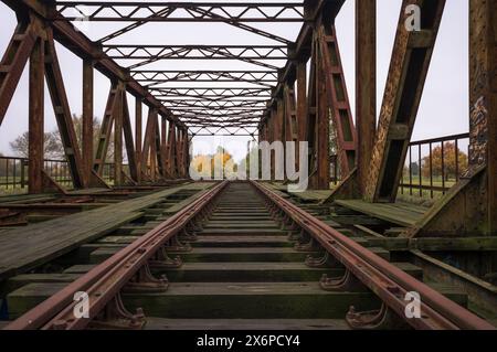 Die verrostete Eisenbahnbrücke in Europa Stockfoto