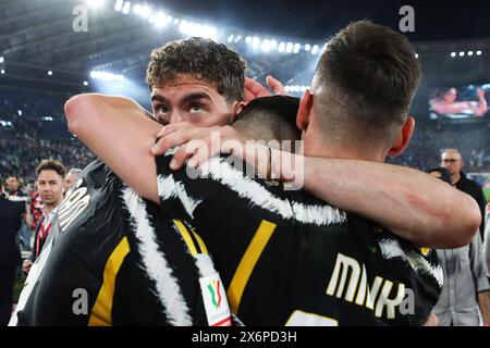 Rom, Italie. Mai 2024. Dusan Vlahovic von Juventus feiert den Sieg mit seinen Teamkollegen am 15. Mai 2024 im Stadio Olimpico in Rom – Foto Federico Proietti/DPPI Credit: DPPI Media/Alamy Live News Stockfoto