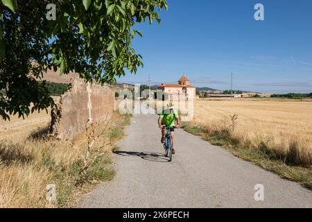 Ciclistas en el camino de Fuentes Claras, camino del Cid, El Poyo del Cid municipio de Calamocha, Provincia de Teruel, Aragón, Spanien, Europa. Stockfoto