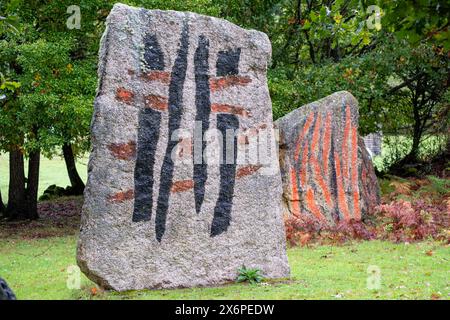 O Rexo Ecospace, malerische und skulpturale Intervention des Künstlers Agustín Ibarrola auf einen natürlichen Raum, Allariz, Ourense, Galicien, Spanien. Stockfoto