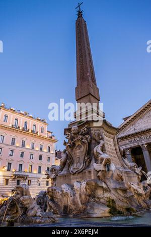 Delfinbrunnen, entworfen von Giacomo della Porta im Jahr 1575 im Auftrag von Papst Gregor XIII Boncompagni, Piazza della Rotonda, Roma, Lazio, Italia. Stockfoto