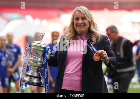 Dateifoto vom 14.05.2023 von Chelsea-Managerin Emma Hayes mit der Trophäe Vitality Women's FA Cup. Ausgabedatum: Donnerstag, 16. Mai 2024. Stockfoto