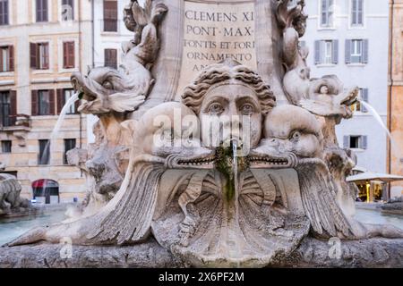 Delfinbrunnen, entworfen von Giacomo della Porta im Jahr 1575 im Auftrag von Papst Gregor XIII Boncompagni, Piazza della Rotonda, Roma, Lazio, Italia. Stockfoto