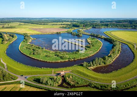 16. Mai 2024, Niedersachsen, Kranenburg: Blick auf die Oste (Luftaufnahme mit Drohne). Die Polizei durchsucht die Oste nach dem vermissten Arian mit Sonarbooten und Scharfhunden. Der sechsjährige Arian aus Elm, einem Stadtteil von Bremervörde, wird immer noch vermisst. Foto: Sina Schuldt/dpa Stockfoto