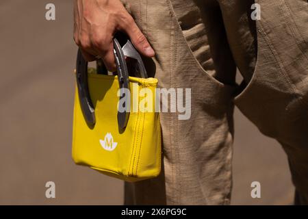 Mailand, Italien - 17. Juni 2023: Leuchtend gelbe Tasche für Outdoor-Aktivitäten Stockfoto