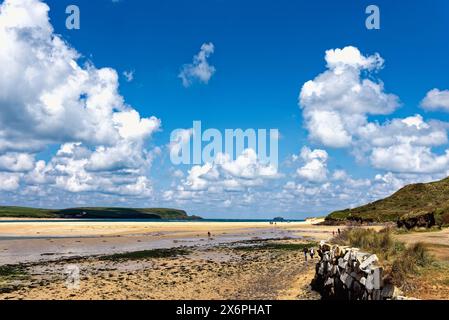 Der Blick über die Flussmündung des Flusses Camel von Rock an einem sonnigen Frühlingstag, North Cornwall England Großbritannien Stockfoto