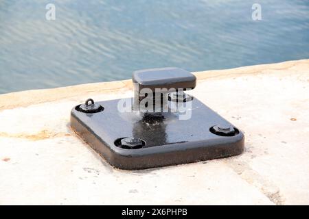 Bolard zum Anlegen von Booten im Hafen Stockfoto