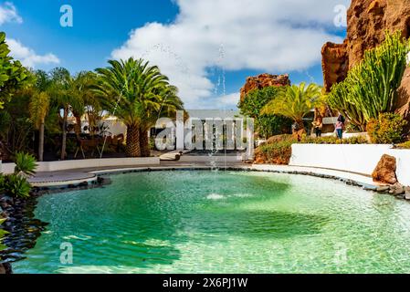 Nazaret, Lanzarote, Kanarische Inseln, Spanien - 23. März 2024: Lagomar-Museum oder Casa Omar Sharif mit Kaktusgarten und Pools, von hier in Felshöhlen gebaut Stockfoto