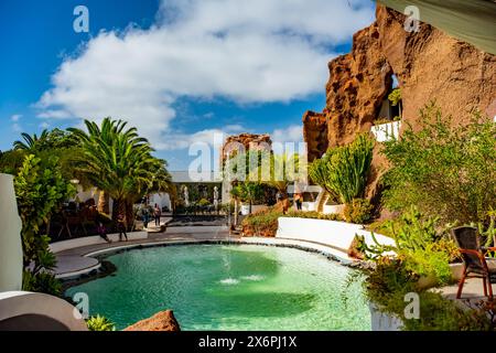 Nazaret, Lanzarote, Kanarische Inseln, Spanien - 23. März 2024: Lagomar-Museum oder Casa Omar Sharif mit Kaktusgarten und Pools, von hier in Felshöhlen gebaut Stockfoto