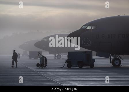 Spangdahlem, Deutschland. Mai 2024. KC-135 Stratotanker stehen im Morgennebel am US-Luftwaffenstützpunkt Spangdahlem. Der Stratotanker kann verwendet werden, um NATO-Kampfflugzeuge in der Luft zu tanken. Quelle: Boris Roessler/dpa/Alamy Live News Stockfoto