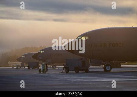 Spangdahlem, Deutschland. Mai 2024. KC-135 Stratotanker stehen im Morgennebel am US-Luftwaffenstützpunkt Spangdahlem. Der Stratotanker kann verwendet werden, um NATO-Kampfflugzeuge in der Luft zu tanken. Quelle: Boris Roessler/dpa/Alamy Live News Stockfoto