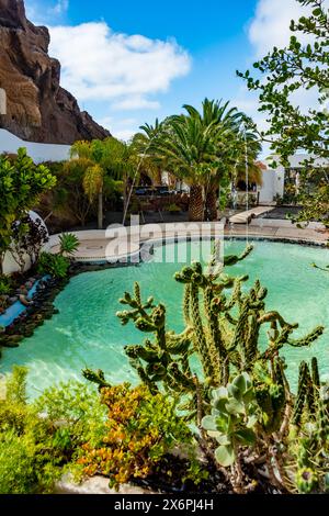 Nazaret, Lanzarote, Kanarische Inseln, Spanien - 23. März 2024: Lagomar-Museum oder Casa Omar Sharif mit Kaktusgarten und Pools, von hier in Felshöhlen gebaut Stockfoto