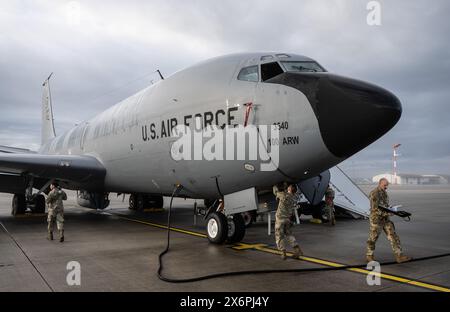 Spangdahlem, Deutschland. Mai 2024. Soldaten bereiten einen Stratotanker der US Air Force KC-135 für den Start auf dem Luftwaffenstützpunkt Spangdahlem vor. Der Stratotanker kann verwendet werden, um NATO-Kampfflugzeuge in der Luft zu tanken. Quelle: Boris Roessler/dpa/Alamy Live News Stockfoto