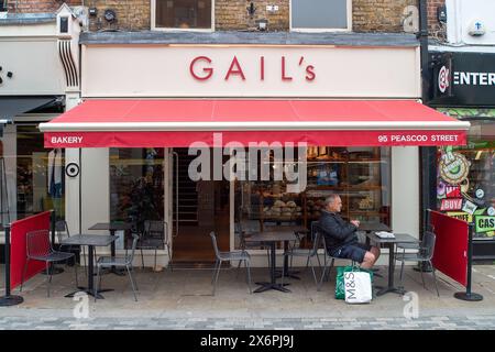 Windsor, Berkshire, Großbritannien. Mai 2024. Ein Gail's Bakery Laden in Windsor, Berkshire. Waitrose wird ihre erste Filiale in Waitrose East London Canary Wharf in den nächsten Monaten eröffnen. Die Markteinführung erfolgt ein Jahr, nachdem der Supermarkt erstmals in 64 seiner Filialen spezielle Gail’s Bäckereibereiche eingeführt hat. Quelle: Maureen McLean/Alamy Live News Stockfoto