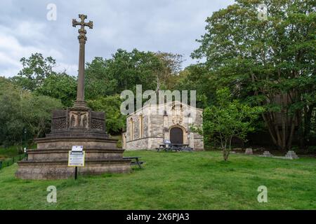 Bournemouth, Großbritannien - 28. August 2023: Der Kirchhof der Peterskirche mit dem Peterskreuz und der Kapelle der Auferstehung. Stockfoto
