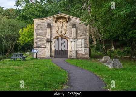 Bournemouth, Großbritannien - 28. August 2023: Die Kapelle der Auferstehung im Kirchhof der St. Peter's Church. Stockfoto