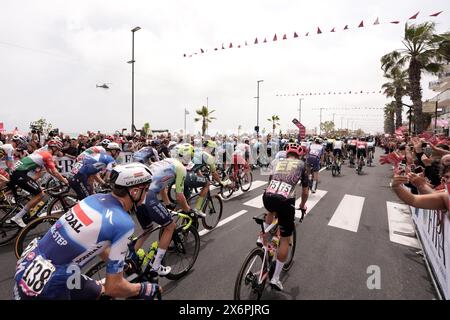 Martinsicuro, Italien. Mai 2024. Radfahrer beim Start der 12. Etappe des Giro d'Italia von Martinsicuro nach Fano, 16. Mai 2024 Italien. (Foto: Massimo Paolone/Lapresse) Credit: LaPresse/Alamy Live News Stockfoto