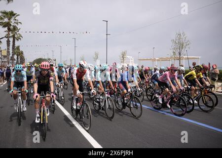 Martinsicuro, Italien. Mai 2024. Radfahrer beim Start der 12. Etappe des Giro d'Italia von Martinsicuro nach Fano, 16. Mai 2024 Italien. (Foto: Marco Alpozzi/Lapresse) Credit: LaPresse/Alamy Live News Stockfoto