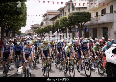 Martinsicuro, Italien. Mai 2024. Radfahrer beim Start der 12. Etappe des Giro d'Italia von Martinsicuro nach Fano, 16. Mai 2024 Italien. (Foto: Marco Alpozzi/Lapresse) Credit: LaPresse/Alamy Live News Stockfoto