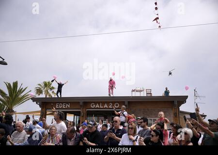 Martinsicuro, Italien. Mai 2024. Fans beim Start der 12. Etappe des Giro d’Italia von Martinsicuro nach Fano, 16. Mai 2024 Italien. (Foto: Marco Alpozzi/Lapresse) Credit: LaPresse/Alamy Live News Stockfoto