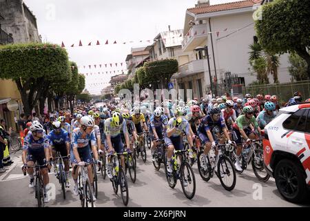 Martinsicuro, Italien. Mai 2024. Radfahrer beim Start der 12. Etappe des Giro d'Italia von Martinsicuro nach Fano, 16. Mai 2024 Italien. (Foto: Marco Alpozzi/Lapresse) Credit: LaPresse/Alamy Live News Stockfoto