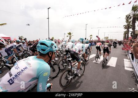 Martinsicuro, Italien. Mai 2024. Radfahrer beim Start der 12. Etappe des Giro d'Italia von Martinsicuro nach Fano, 16. Mai 2024 Italien. (Foto: Massimo Paolone/Lapresse) Credit: LaPresse/Alamy Live News Stockfoto