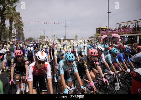 Martinsicuro, Italien. Mai 2024. Radfahrer beim Start der 12. Etappe des Giro d'Italia von Martinsicuro nach Fano, 16. Mai 2024 Italien. (Foto: Marco Alpozzi/Lapresse) Credit: LaPresse/Alamy Live News Stockfoto