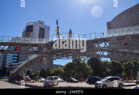 Harare, Simbabwe, 21. April 2024: Fußgängerbrücke mit der Statue von Mbuya Nehanda im Stadtzentrum von Harare, Blick bei Tag. Quelle: Vuk Valcic/Alamy Stockfoto