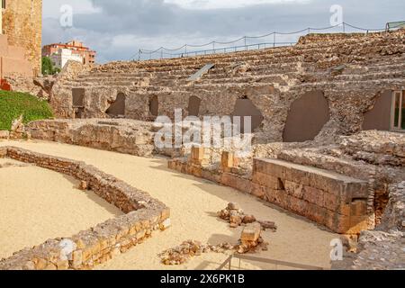 Ruinen von Tarragonas römischem Amphitheater am Fuße der mittelalterlichen Stadt, erbaut im 2. Jahrhundert und bietet Platz für 14.000 Zuschauer. Stockfoto