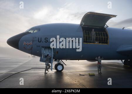 Spangdahlem, Deutschland. Mai 2024. Soldaten bereiten einen Stratotanker der US Air Force KC-135 für den Start auf dem Luftwaffenstützpunkt Spangdahlem vor. Der Stratotanker kann verwendet werden, um NATO-Kampfflugzeuge in der Luft zu tanken. Quelle: Boris Roessler/dpa/Alamy Live News Stockfoto