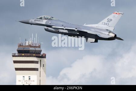 Spangdahlem, Deutschland. Mai 2024. Ein F-16-Kampfflugzeug der US Air Force startet vom Luftwaffenstützpunkt in Spangdahlem. Quelle: Boris Roessler/dpa/Alamy Live News Stockfoto