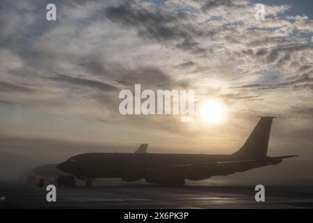 Spangdahlem, Deutschland. Mai 2024. KC-135 Stratotanker stehen im Morgennebel am US-Luftwaffenstützpunkt Spangdahlem. Der Stratotanker kann verwendet werden, um NATO-Kampfflugzeuge in der Luft zu tanken. Quelle: Boris Roessler/dpa/Alamy Live News Stockfoto