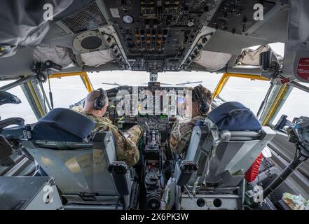 Spangdahlem, Deutschland. Mai 2024. Piloten bereiten sich auf den Start im Cockpit eines KC-135 Stratotankers auf dem Luftwaffenstützpunkt Spangdahlem vor. Der Stratotanker kann verwendet werden, um NATO-Kampfflugzeuge in der Luft zu tanken. Quelle: Boris Roessler/dpa/Alamy Live News Stockfoto