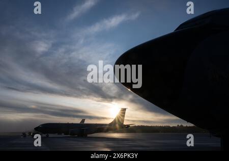 Spangdahlem, Deutschland. Mai 2024. KC-135 Stratotanker stehen im Morgennebel am US-Luftwaffenstützpunkt Spangdahlem. Der Stratotanker kann verwendet werden, um NATO-Kampfflugzeuge in der Luft zu tanken. Quelle: Boris Roessler/dpa/Alamy Live News Stockfoto