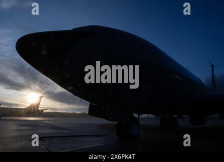 Spangdahlem, Deutschland. Mai 2024. KC-135 Stratotanker stehen im Morgennebel am US-Luftwaffenstützpunkt Spangdahlem. Der Stratotanker kann verwendet werden, um NATO-Kampfflugzeuge in der Luft zu tanken. Quelle: Boris Roessler/dpa/Alamy Live News Stockfoto