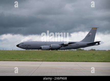 Spangdahlem, Deutschland. Mai 2024. Ein KC-135 Stratotanker Taxis für den Start am Flughafen Spangdahlem. Der Stratotanker kann verwendet werden, um NATO-Kampfflugzeuge in der Luft zu tanken. Quelle: Boris Roessler/dpa/Alamy Live News Stockfoto