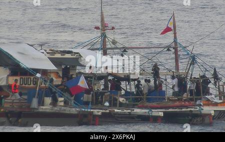 (240516) -- SÜDCHINESISCHE SEE, 16. Mai 2024 (Xinhua) -- mehrere philippinische Schiffe versammeln sich illegal und führen Tätigkeiten aus, die für die legale Fischerei in den umliegenden Gewässern von Huangyan Dao unerheblich sind, 16. Mai 2024. Die chinesische Küstenwache (CCG) verstärkt die Überwachung und Beweisaufnahme dieser Schiffe. (CCG/Handout via Xinhua) Stockfoto