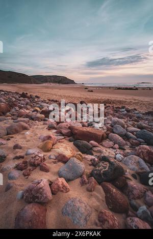 Carrapateira, Portugal. Mai 2024. Der Praia do Amado in der Nähe des Westküstenortes Carrapateira zwischen Vila do Bispo und Aljzeur besteht aus einer weiten Bucht mit feinem Sand, mit kleineren bis mittleren Felsformationen. Algarve, Portugal, am 07.05.2024. // der Praia do Amado in der Nähe der Westküstenstadt Carrapateira zwischen Vila do Bispo und Aljzeur besteht aus einer breiten Bucht mit feinem Sand, mit kleinen bis mittleren Felsformationen. Algarve, Portugal am 7. Mai 2024. - 20240507 PD20285 Credit: APA-PictureDesk/Alamy Live News Stockfoto